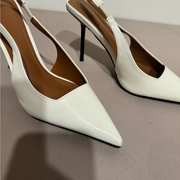 White shoes size 9 - Picture 15 of 16